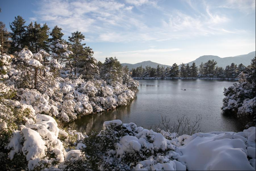 Paisaje nevado del lago Beletsi en Atenas, Grecia