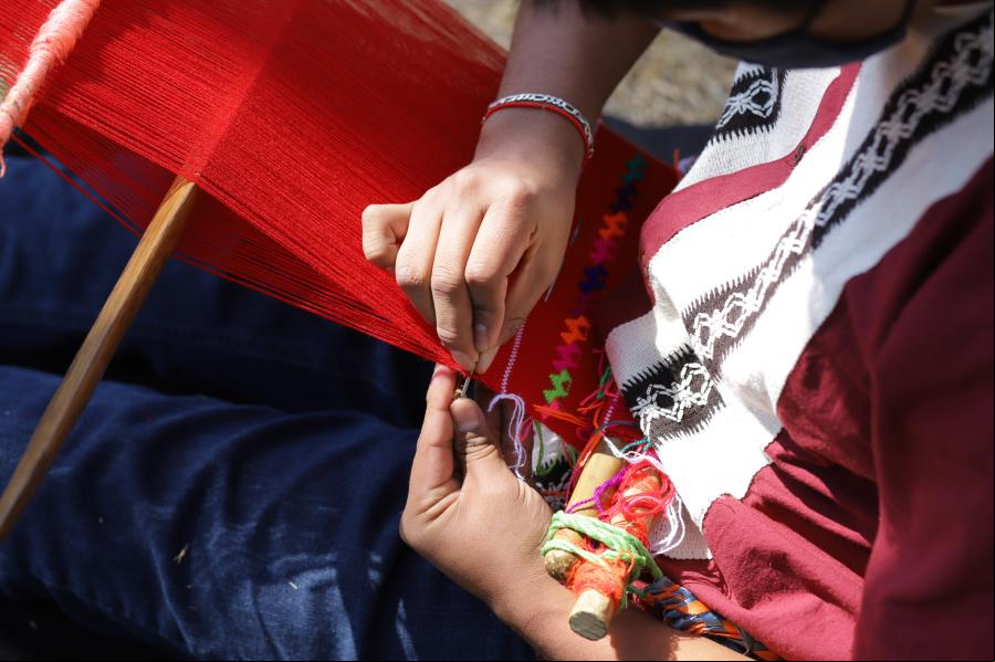Artesano elabora prenda de vestir indígena en la Ciudad de México