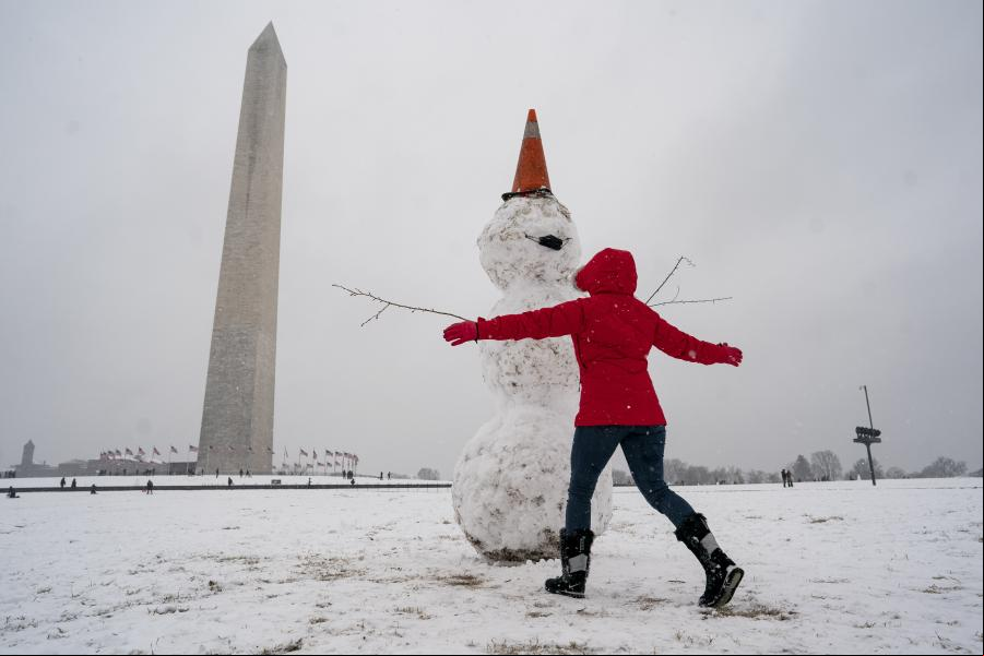 Personas juegan en la nieve en Washington D.C., Estados Unidos