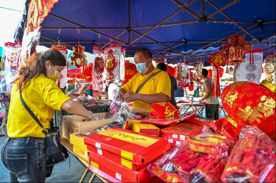 Malasia: Personas compran decoraciones para el Año Nuevo chino en un mercado