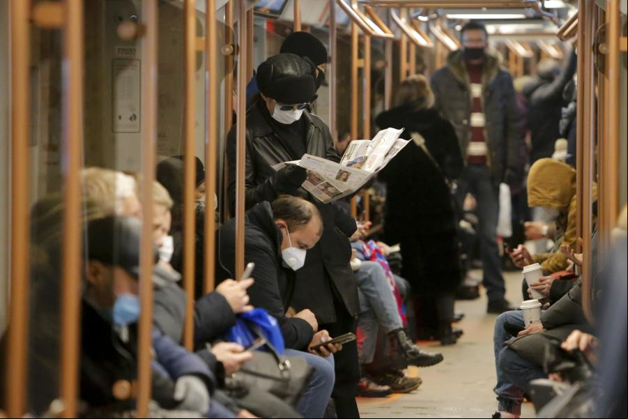 Personas portan mascarillas en Moscú, Rusia