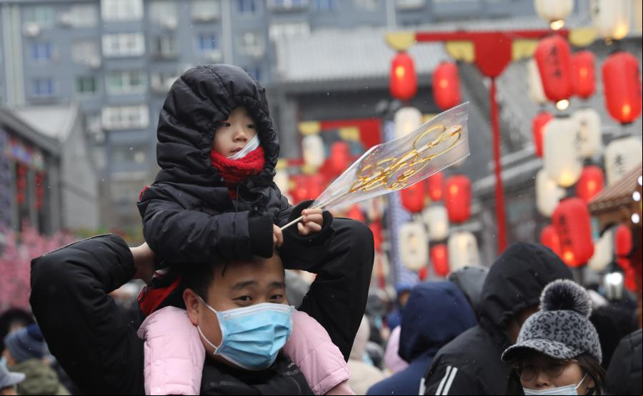 Personas visitan Antiguo Mercado del Norte durante vacaciones por Año Nuevo Lunar en Shenyang