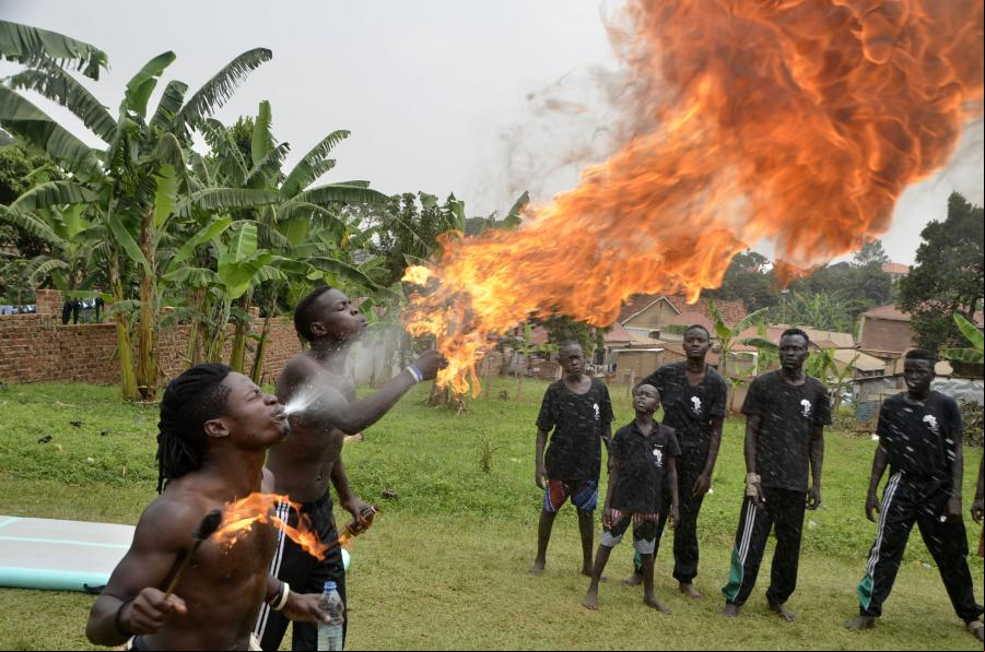  de Academia de Artes Bwengula realizan actuación en Uganda