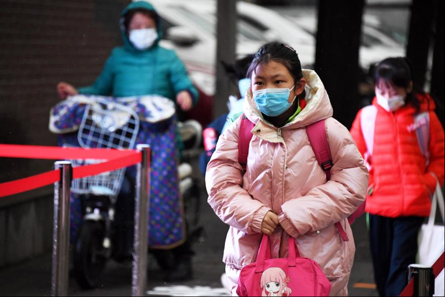Estudiantes de primaria y secundaria regresan a la escuela para semestre de primavera en Beijing