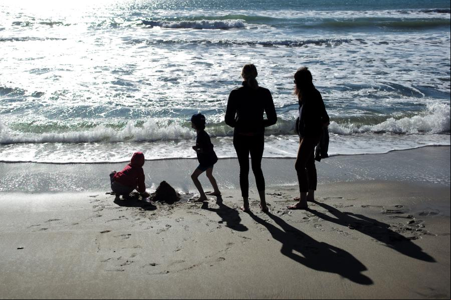 Personas disfrutan tiempo libre en una playa en Half Moon Bay, Estados Unidos