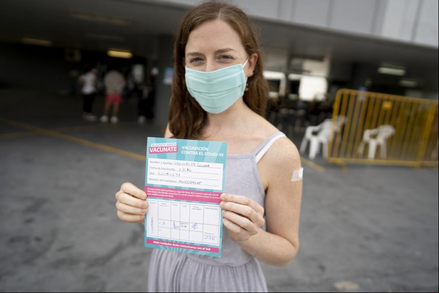 ESPECIAL: Docentes de Argentina reciben con emoción y entusiasmo vacuna Sinopharm contra COVID-19