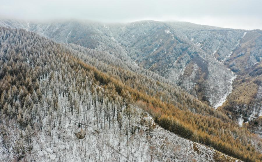 Montaña Sumu cubierta de nieve en Mongolia Interior