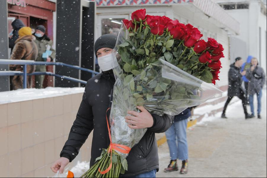 Personas compran flores para celebrar Día Internacional de la Mujer en Moscú