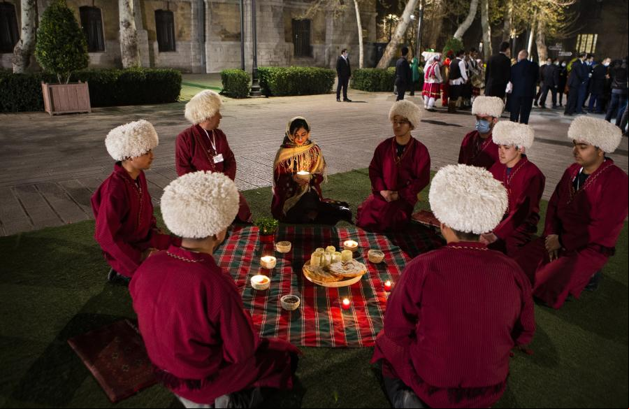 Iraníes celebran próximo Nowruz en Teherán