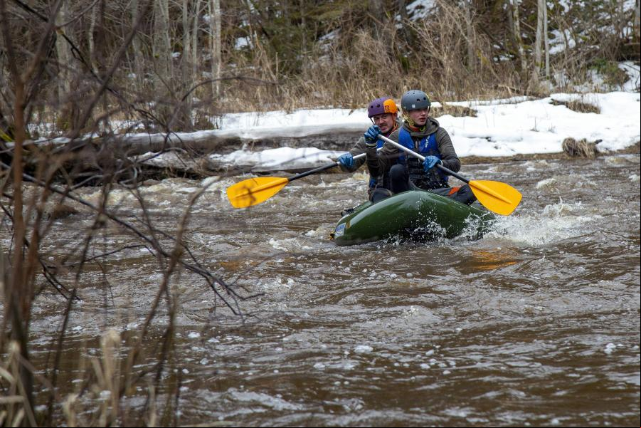 Personas disfrutan del kayak en río Amata, Letonia