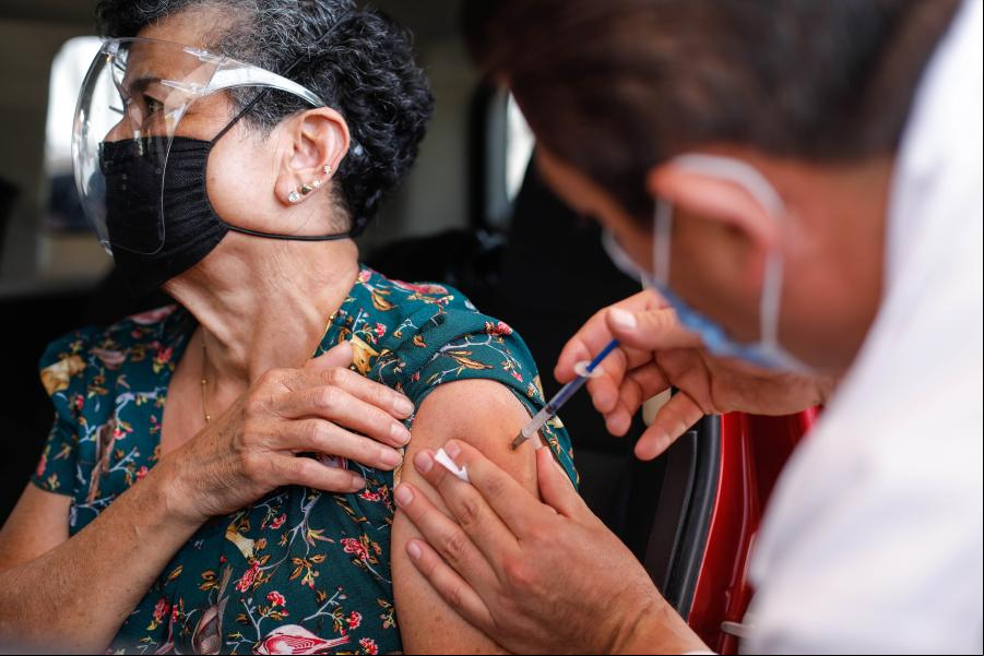Capital de México inicia aplicación de vacunas de farmacéutica china Sinovac a adultos mayores