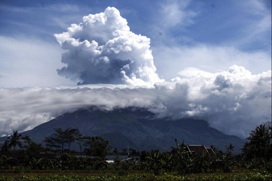Humo blanco arrojado desde monte Merapi en Indonesia