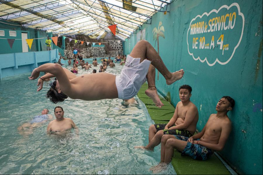 Personas se divierten en el balneario Elba en la Ciudad de México