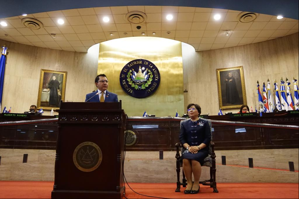 Asamblea Legislativa de El Salvador recibe en custodia bandera de China