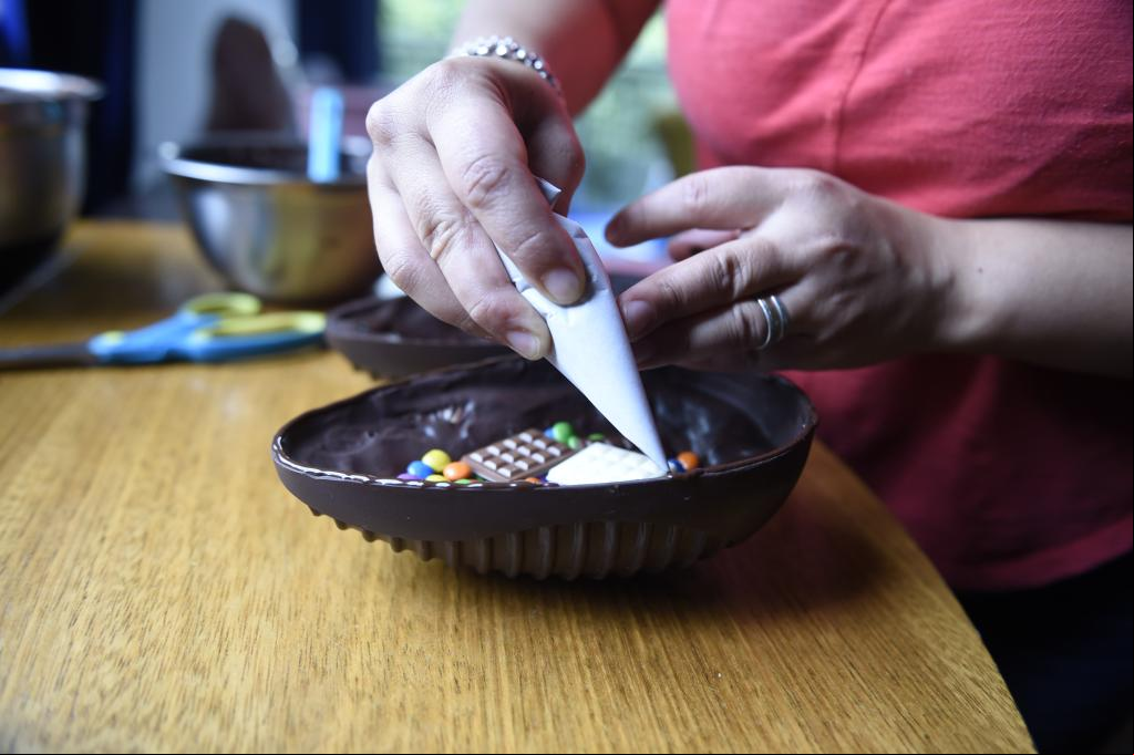 Repostera elabora huevos de Pascua en Montevideo, Uruguay