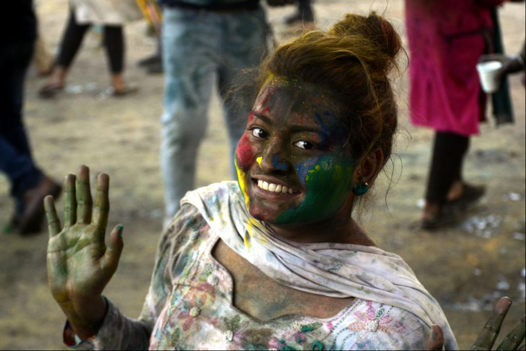 Personas participan en celebraciones del festival Holi en Lahore, Pakistán