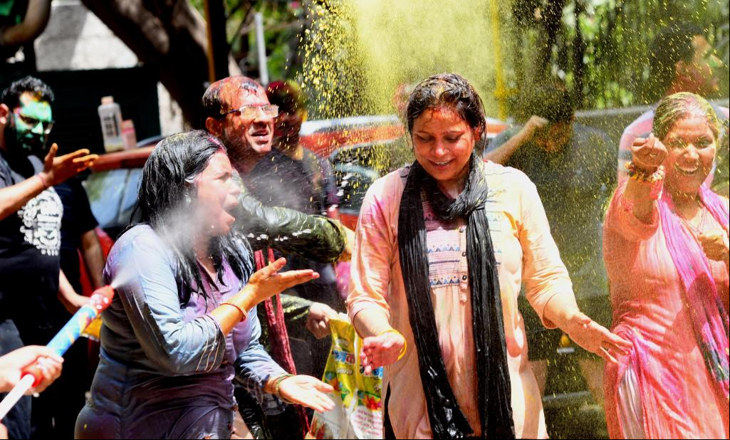 Celebran festival Holi en India